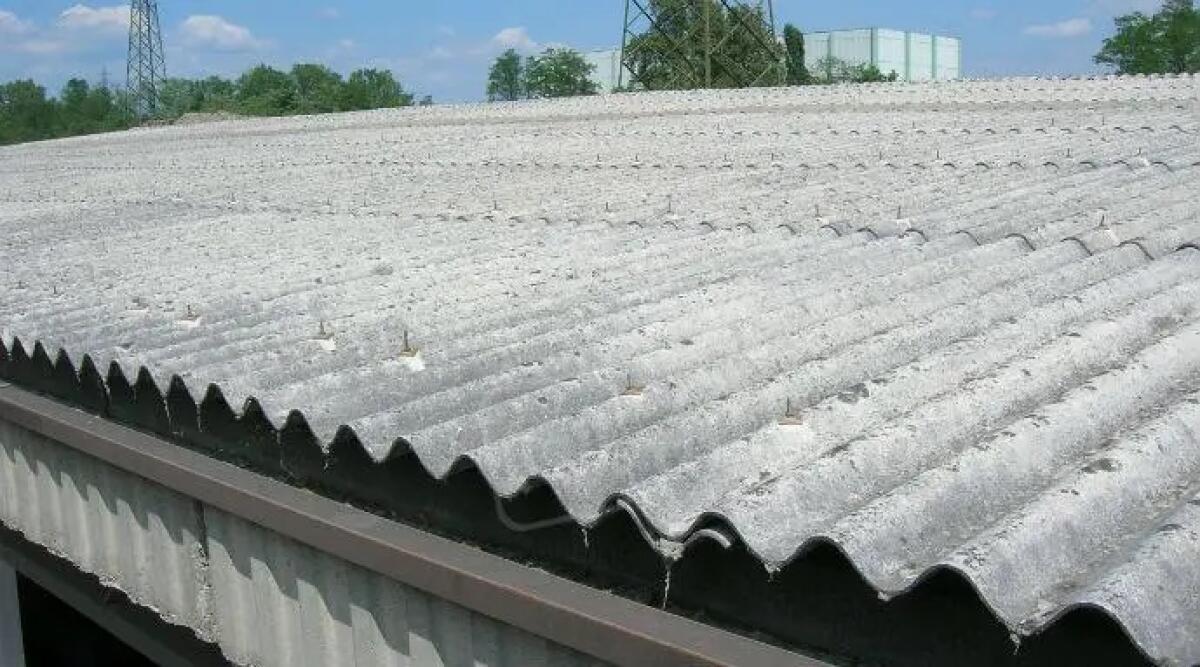 Amianto: nel 2024 i riminesi ne hanno smaltito il doppio rispetto a un anno fa - Tetto con copertura in amianto REPERTORIO