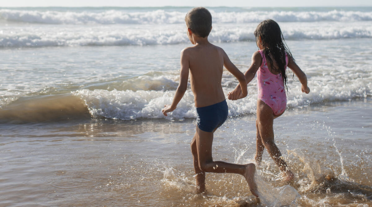 Bambini giocano in spiaggia, bagnino reagisce chiudendone uno in cabina: scatta la denuncia - Foto di repertorio