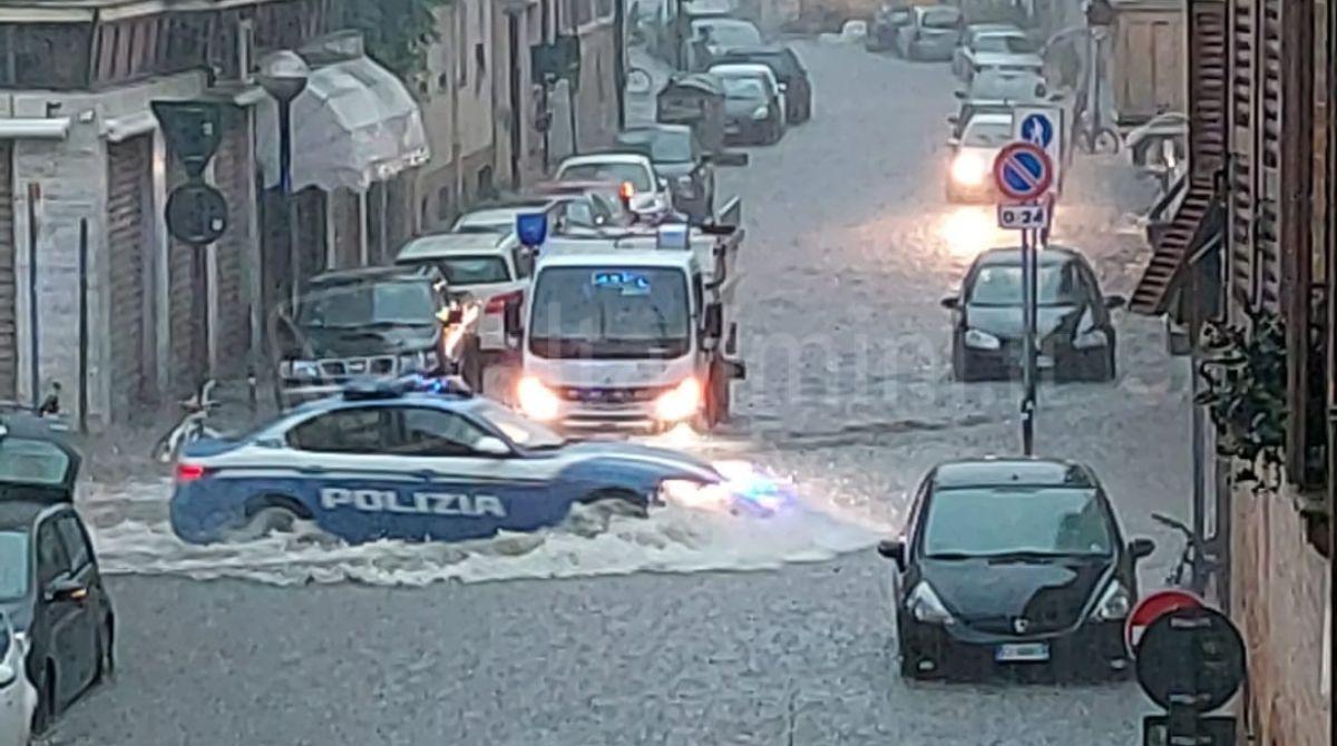 Violento temporale sulla Riviera: allagamenti e alberi caduti a Rimini - Una strada del centro di Rimini - immagine dalla pagina Facebook del Sindaco