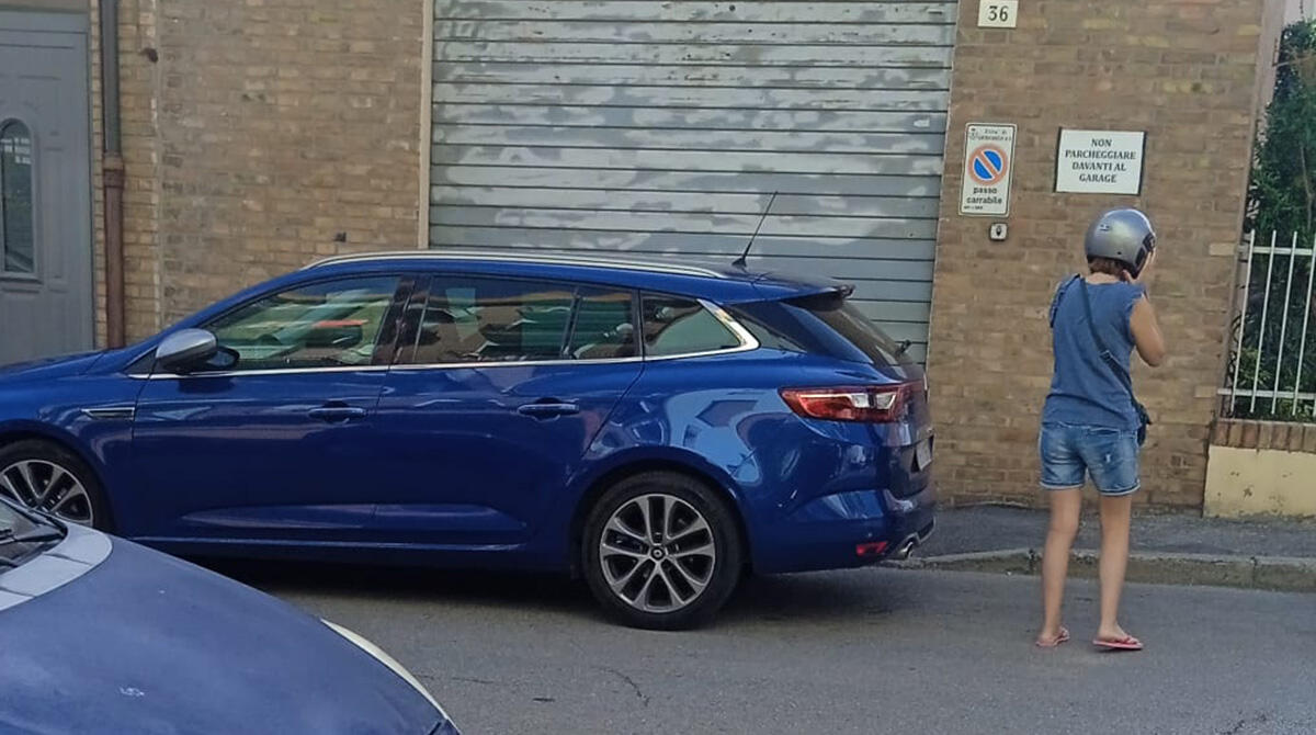 Parcheggi selvaggi, residenti esasperati: "Situazione che va avanti da anni" - Via Daniele Felici, Santarcangelo - foto scattata dall'autore della segnalazione