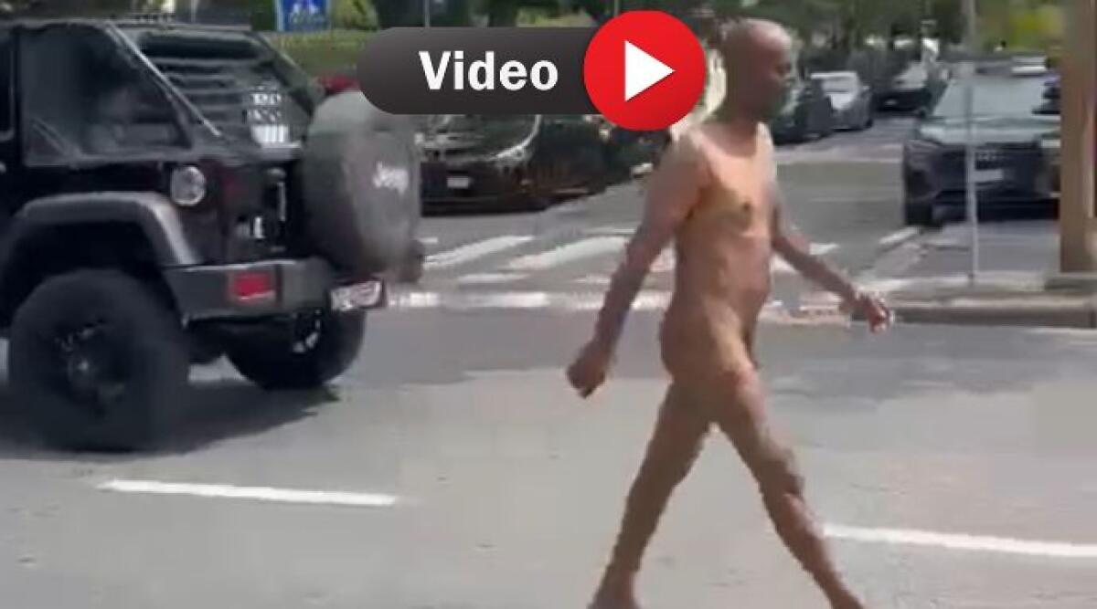 Rimini: uomo nudo passeggia in viale Principe Amedeo - L'uomo nudo mentre cammina nel viale