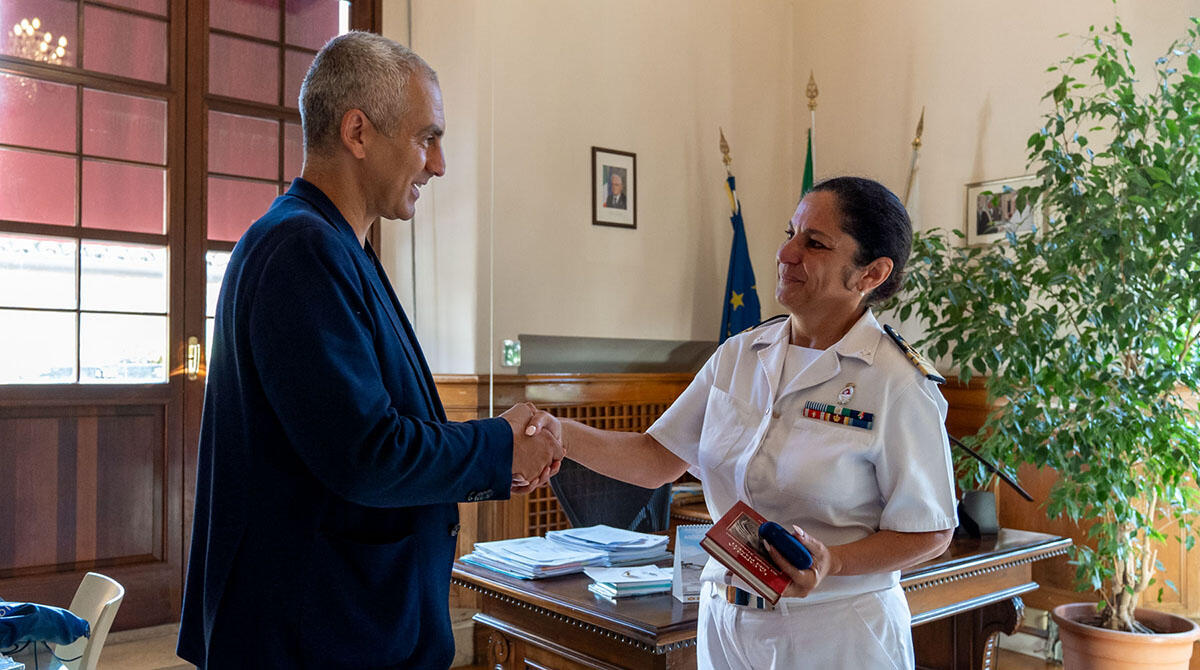 Prima donna alla guida della Capitaneria di Rimini, il Comandante Capozzella si trasferisce - Il sindaco Sadegholvaad con il Comandante Giorgia Capozzella