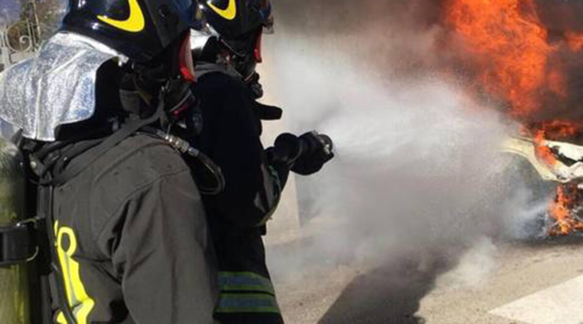 Incendio a Riccione: fumo visibile a distanza, nessun ferito - Archivio