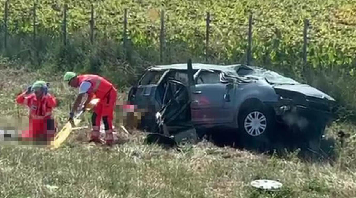 Auto finisce fuori strada, 2 bambini tra i 4 feriti nell'incidente -