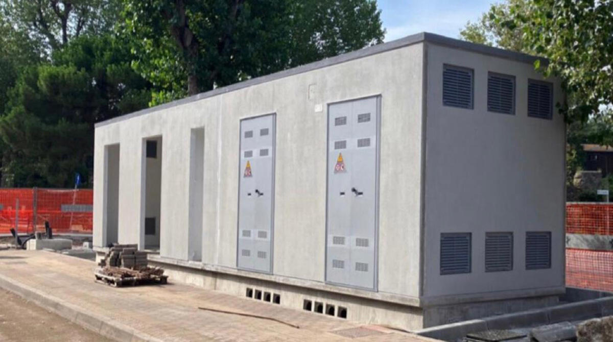 Cabine elettriche ricarica autobus davanti all'Anfiteatro Romano: Renzi torna all'attacco -