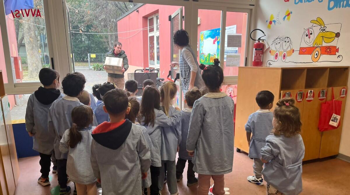 Libri in bici: oltre 2300 libri consegnati alle scuole in cargobike - Consegna dei libri nelle scuole