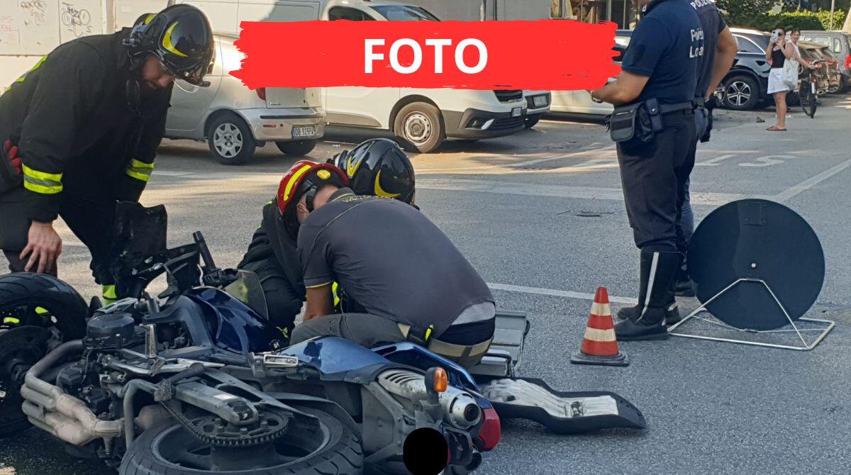 Incidente all'incrocio tra auto e moto: grave centauro, ricoverato in eliambulanza - Le immagini dell'incidente avvenuto nei pressi del Teatro Novelli, Rimini