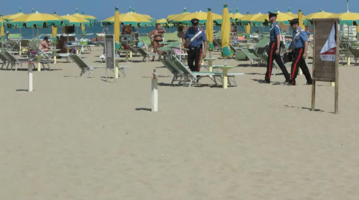 Ruba occhiali al bagno 69 di Rimini: scoperto, aveva anche documenti rubati - Foto di repertorio