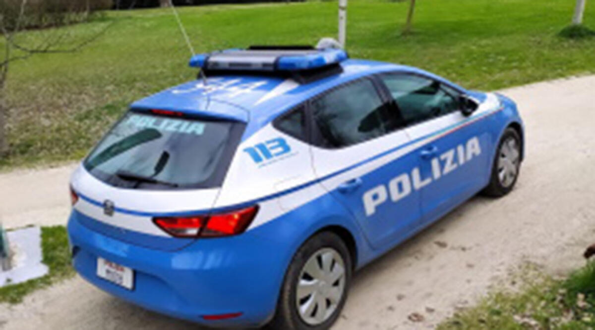Lancia la cocaina nel giardino del condominio durante la fuga in bicicletta, ma viene arrestato - Foto di repertorio