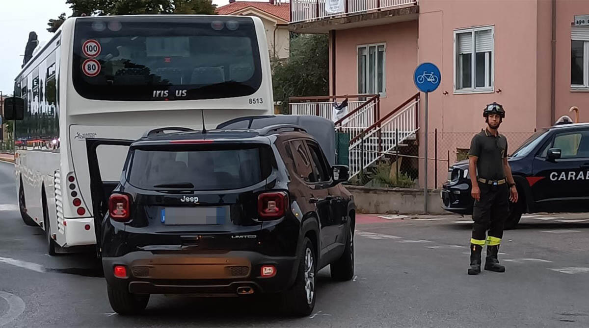 Tamponamento a tre alla rotatoria, anche un autobus coinvolto - PH BALLANTE