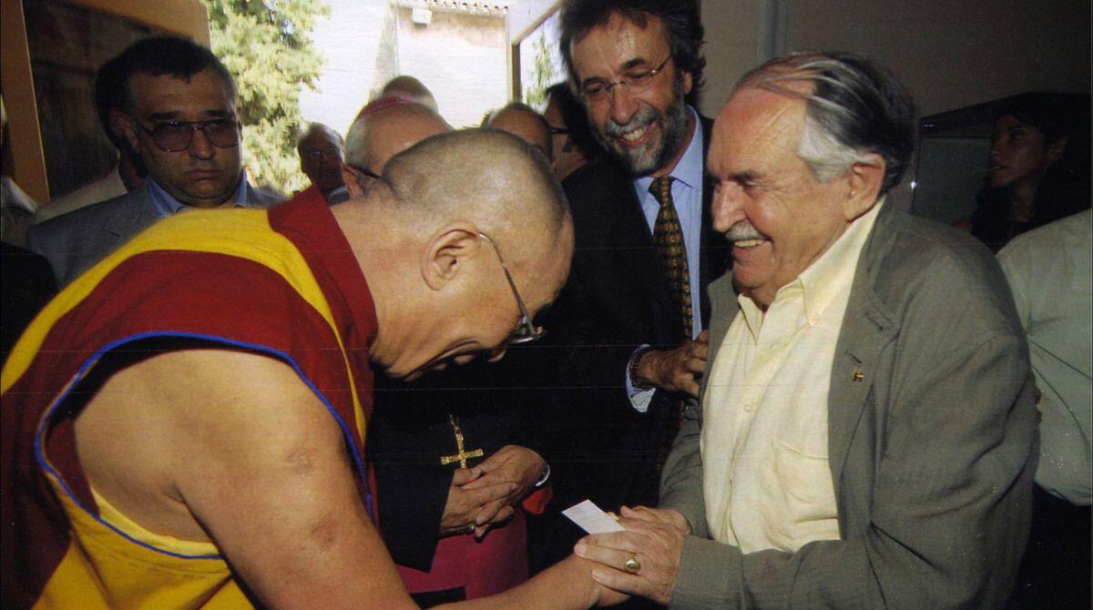 Pennabilli, 30 anni fa la visita del Dalai Lama. E oggi importanti conferenze sul Tibet e altre tematiche - Tonino Guerra con il Dalai Lama