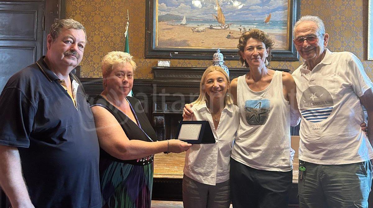 Da 45 anni le vacanze sono a Cattolica: premiata turista fedele -