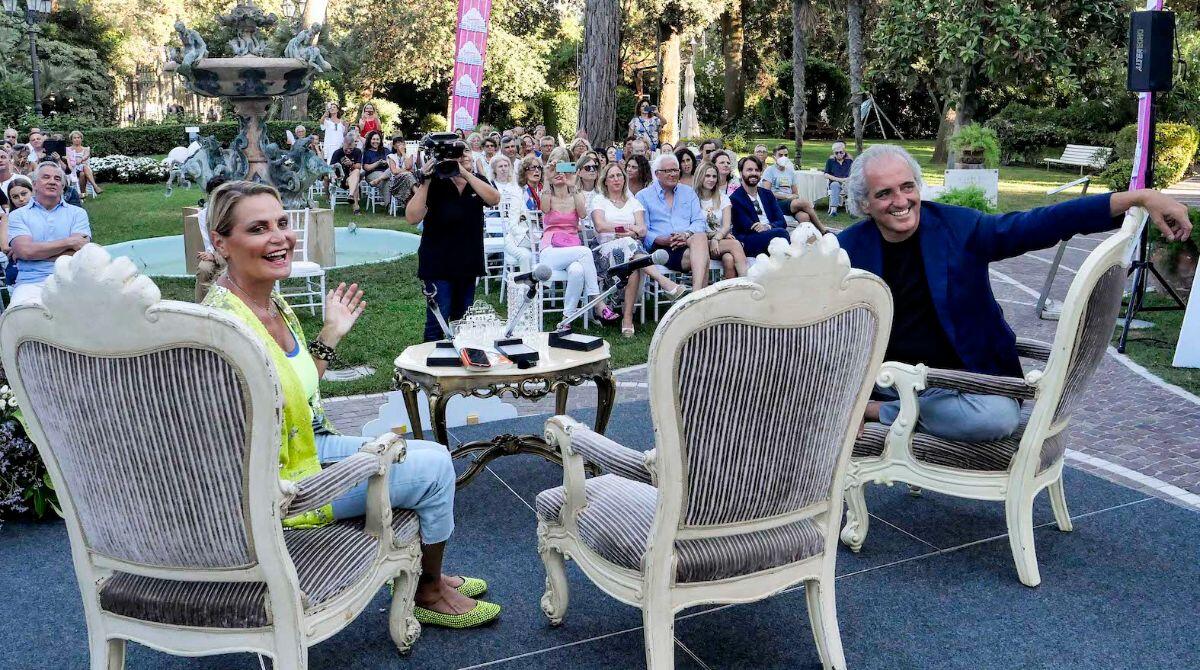 Da Andrea Scanzi ad Anna Carlucci, tanti ospiti alla Terrazza della Dolce vita - Simona Ventura e Giovanni Terzi nella terrazza del Grand Hotel