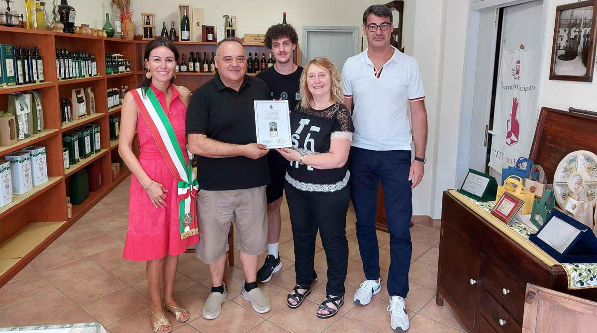 Stefano Ferri e il suo olio, un'eccellenza di San Giovanni da 3 generazioni di commercianti -