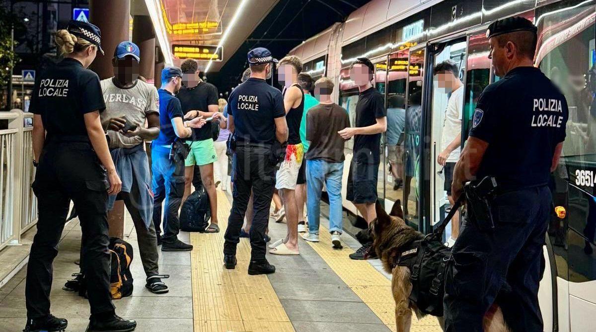 Riccione, alla fermata del Metromare con lo zaino pieno di merce rubata - I controlli al capolinea del Metromare