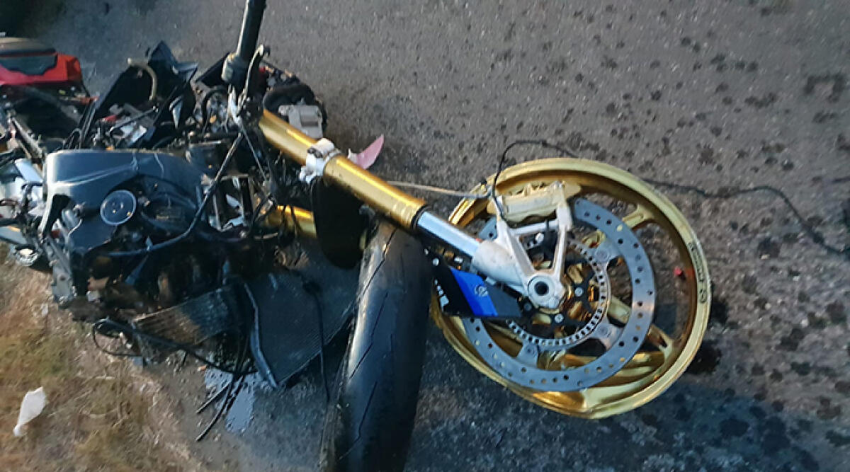 Il dolore della madre, Saludecio in lutto: la comunità si stringe attorno alla famiglia Bartolini - La moto distrutta dopo l'incidente