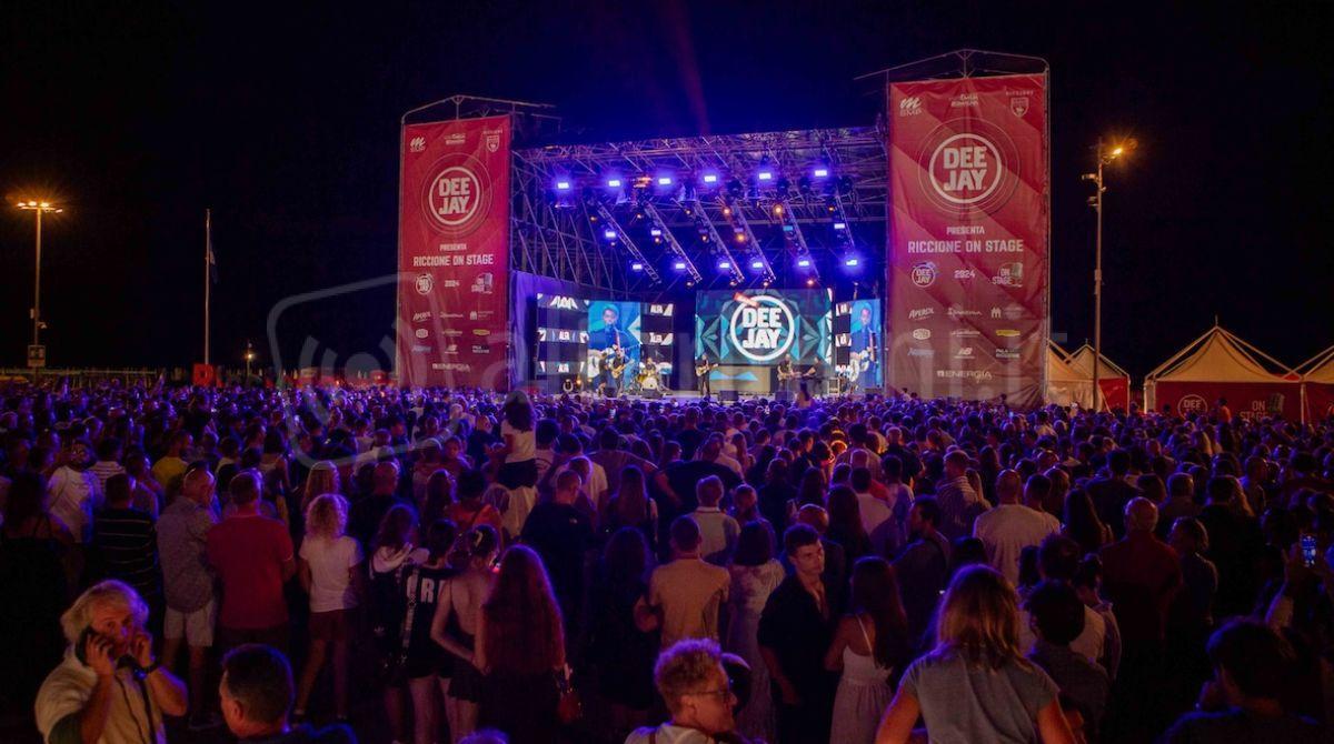 Francesco Gabbani, Tananai e Paolo Santo sul palco di Riccione on stage -