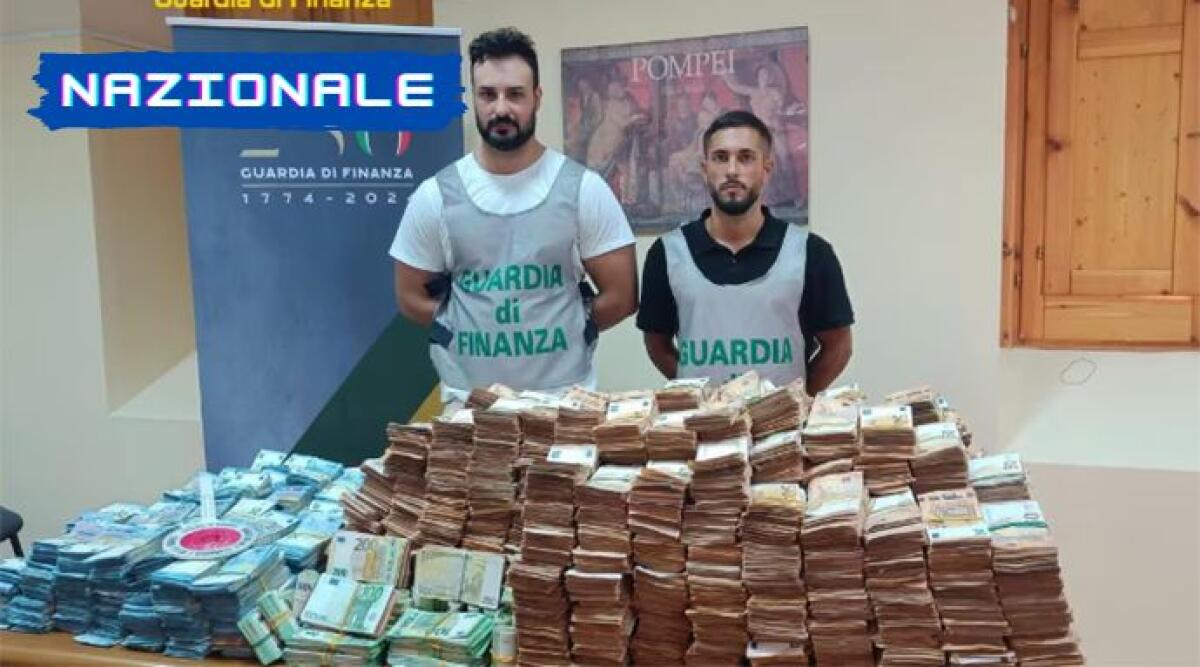 Pompei: medico scoperto con otto milioni in contanti nascosti dietro l'armadio - Il denaro sequestrato nell'abitazione del medico a Pompei (Napoli)