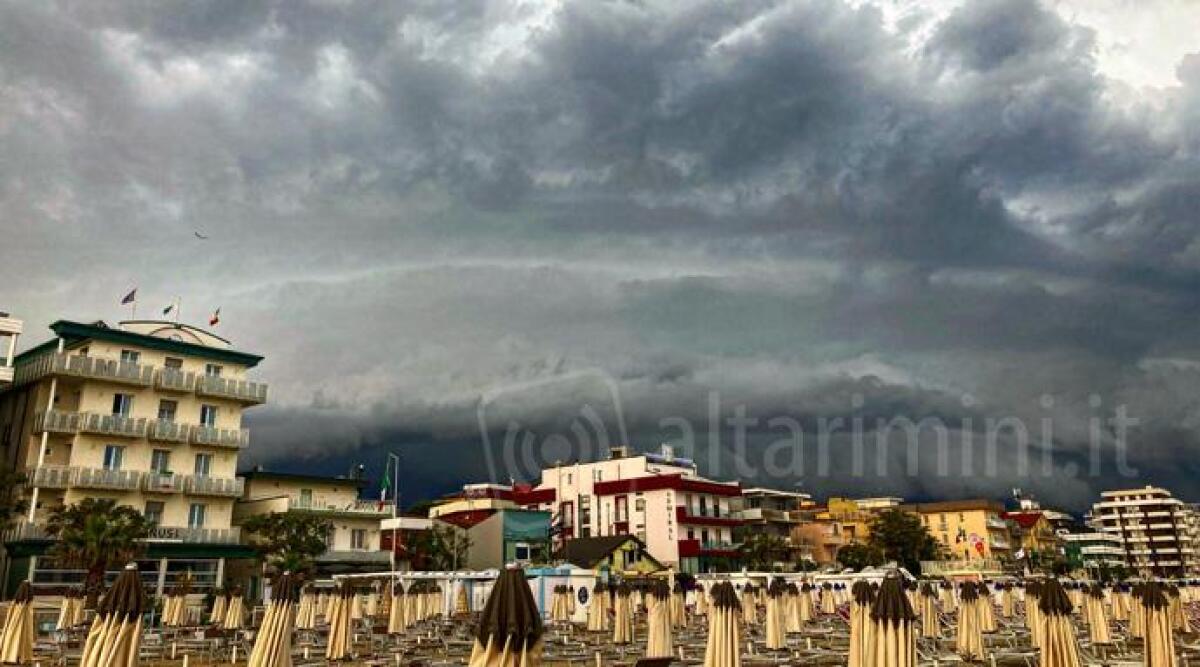 Brevissima pausa dal caldo: possibili temporali, è allerta gialla anche nel riminese - Nubi su Bellaria Igea Marina ARCHIVIO