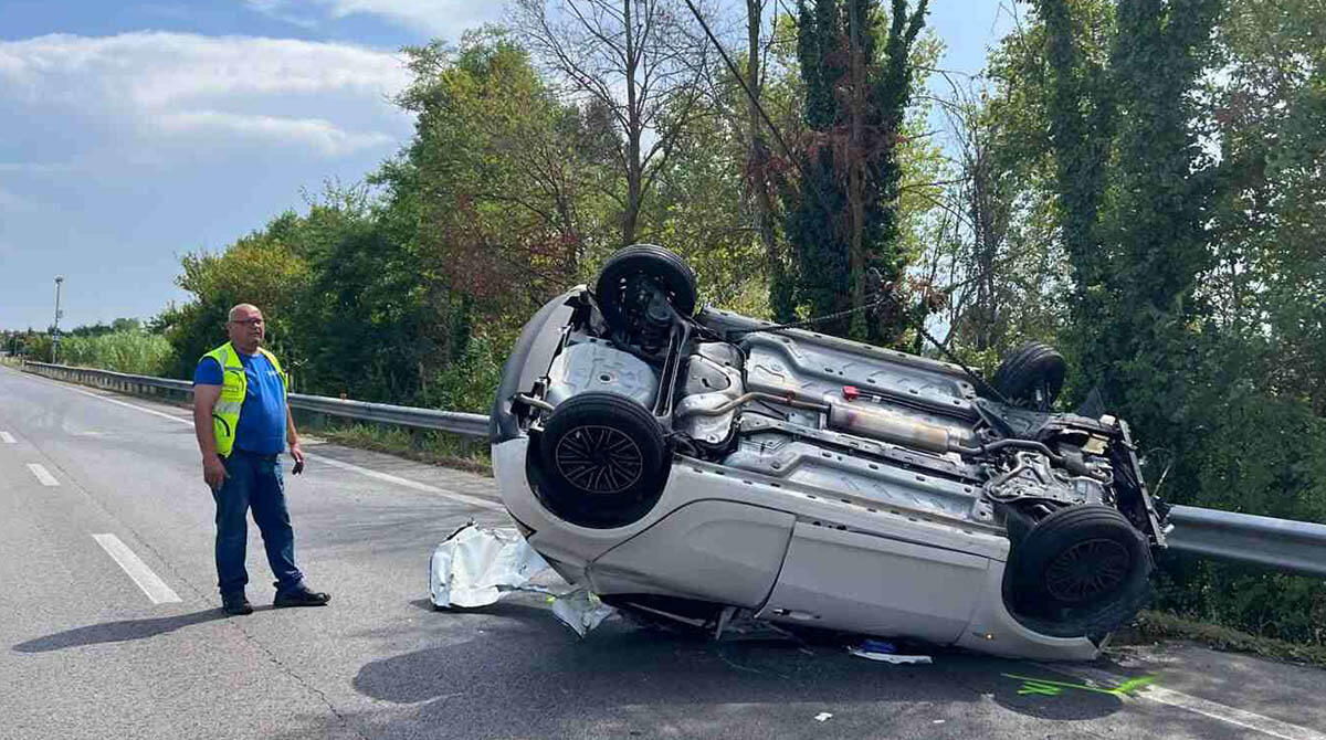 Auto si ribalta sulla Statale 16 a Bellaria Igea Marina, una persona grave. Strada chiusa al traffico -