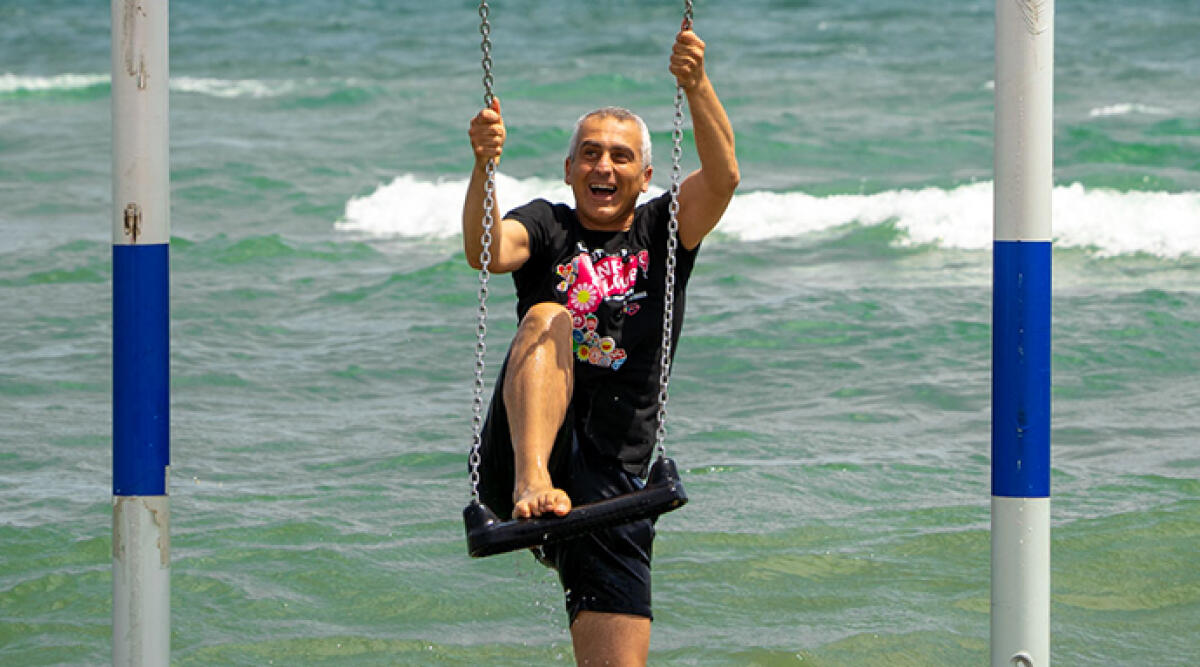 Piscine in spiaggia: si accende il dibattito sulle soluzioni al problema delle mucillagini - Il sindaco di rimini jamil sadegholvad in una foto pubblicata su facebook