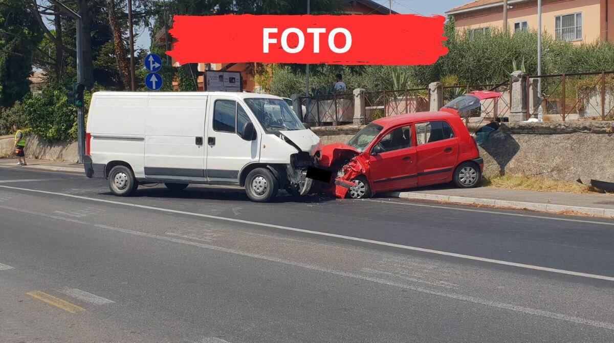 Guasto ai freni, furgone si schianta contro un'auto: padre e figlia feriti. Via Emilia in tilt - Le immagini dell'incidente a Santa Giustina, Rimini