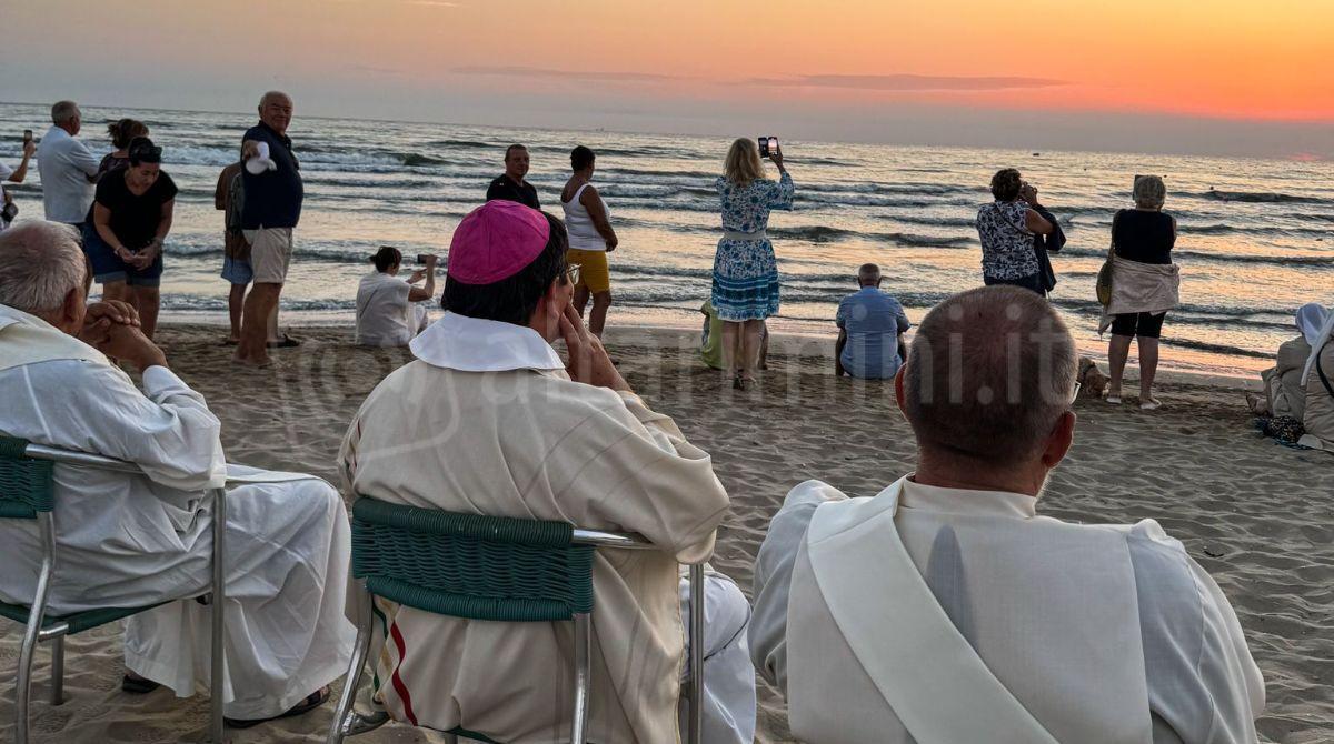Il Ferragosto inizia a Rimini con la Messa sulla spiaggia - 