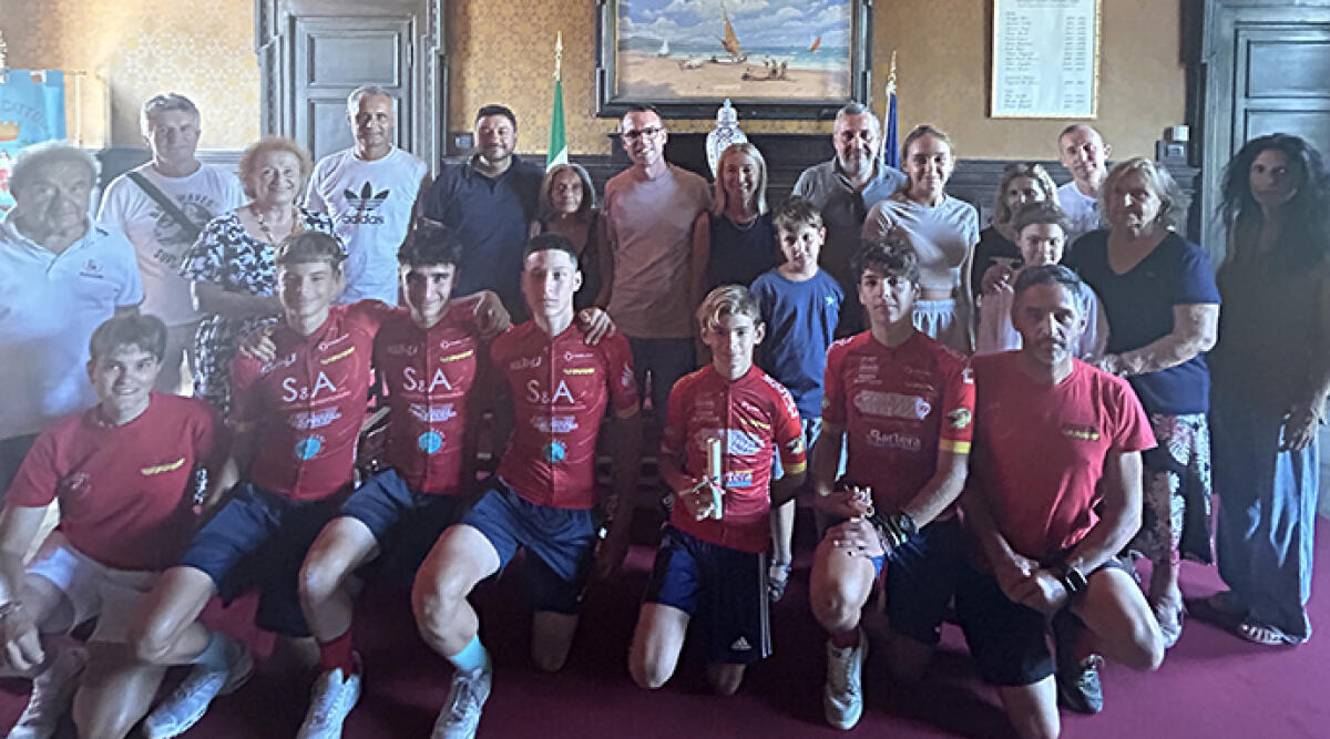 VeloClub Cattolica: premi e riconoscimenti per i giovani talenti - Gli atleti della società nella sala Giunta a Palazzo Mancini