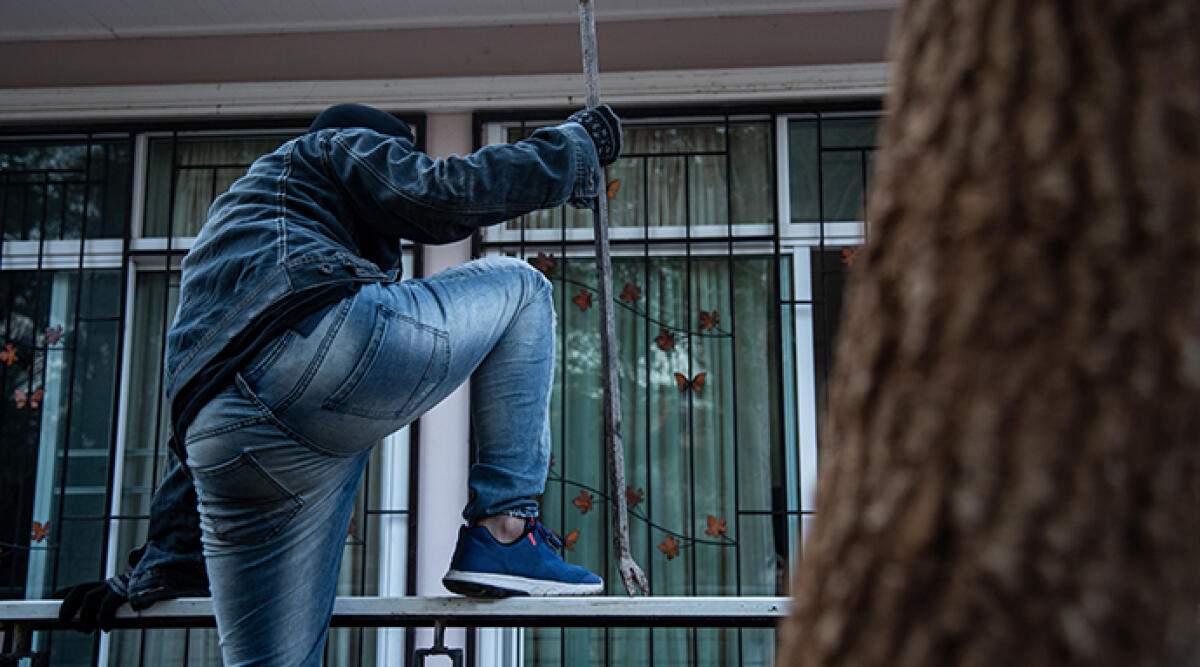 Precipita dal tendone di un hotel dopo un pomeriggio di furti: arrestato ladro d'appartamento - Foto di repertorio
