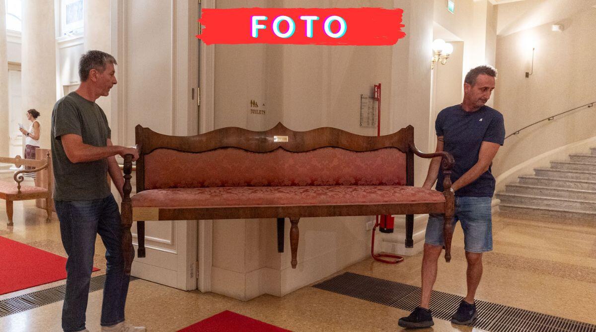 Due riminesi donano alla città le panche storiche del teatro Galli - 