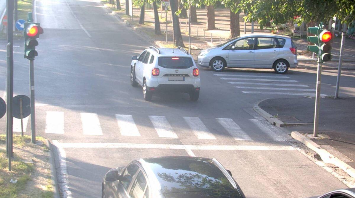 Semafori rossi "bruciati": il primato di violazioni tra via Regina Margherita e via Catania - Auto ignora semaforo rosso in via Jano Planco e taglia la strada al mezzo proveniente da via Di Mezzo