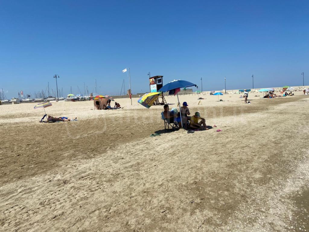 Spiaggia libera di Rimini nei pressi di piazzale Boscovich. Foto 14 agosto ore 14:30