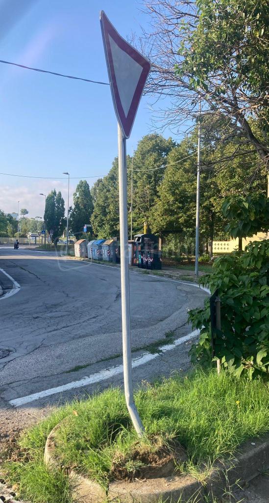 Segnale stradale danneggiato da uno degli uomini in auto