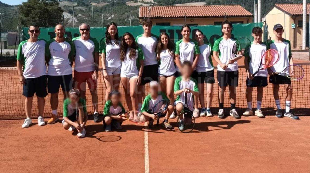 Padel solidale: grande successo per "Uno smash per la vita" - Foto di Gruppo Torneo Ragazzi con il Presidente Guerra del CT Valmarecchia