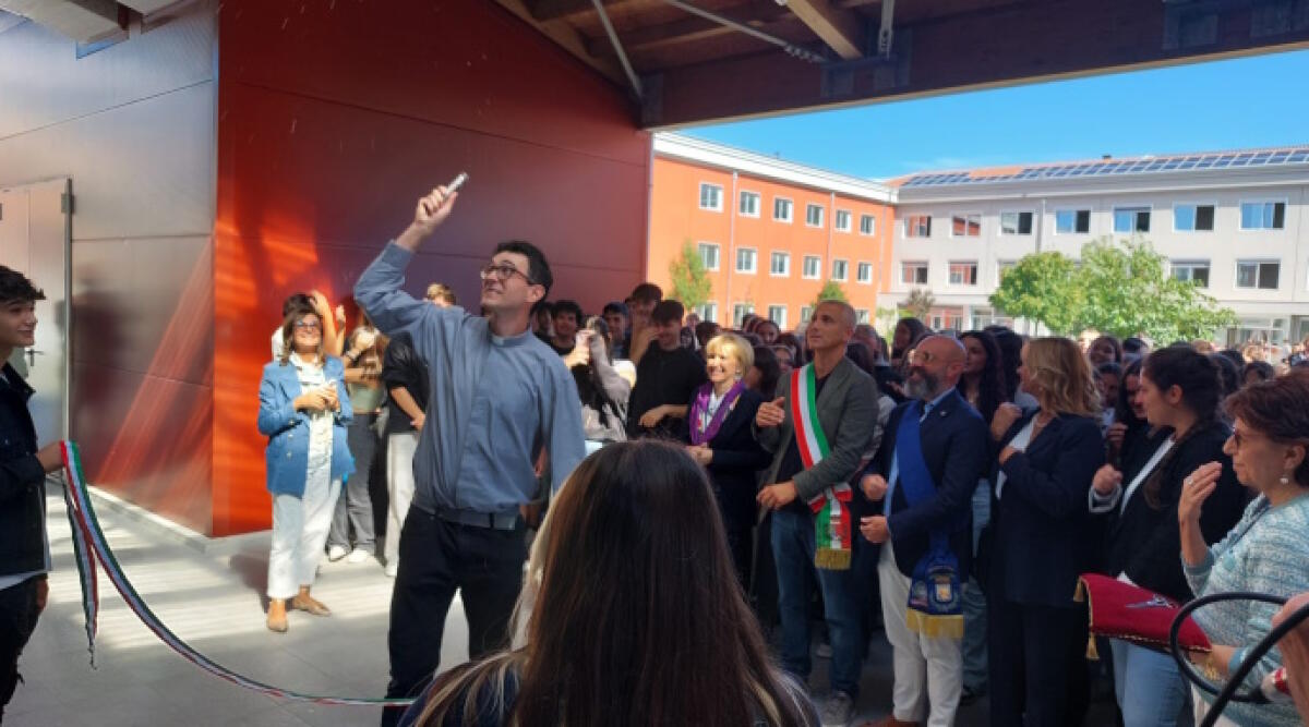 Inaugurata la nuova palestra del Liceo Linguistico Economico Sociale di Viserba: spazio di crescita e di futuro - Il taglio del nastro
