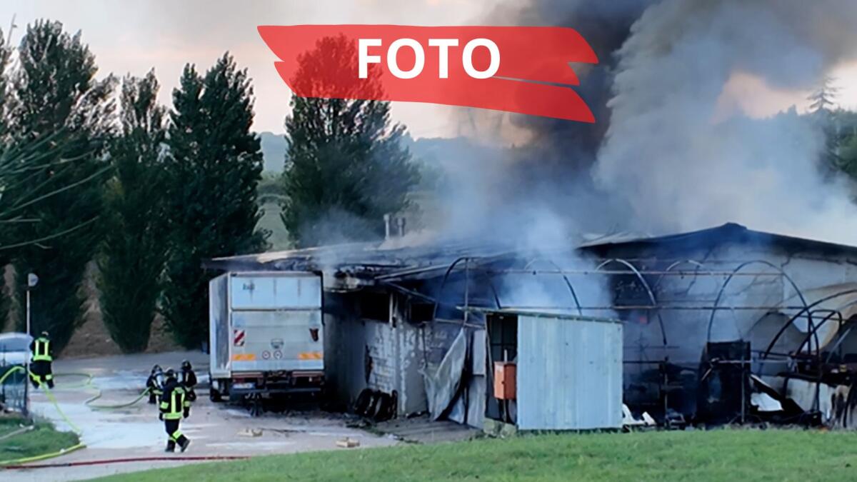 Incendio devasta deposito della Comunità Papa Giovanni XXIII: fiamme e fumo visibili a chilometri di distanza -