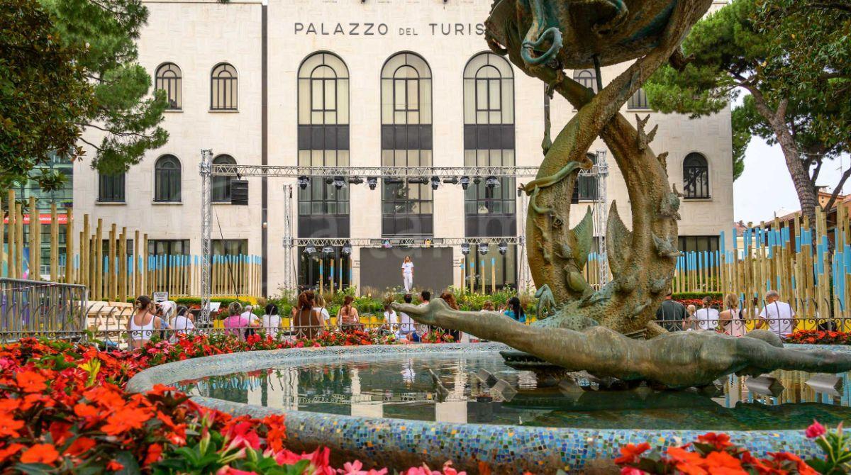 Riccione si tinge di rosso nella Giornata per l'eliminazione delle armi nucleari - Ph Casalboni