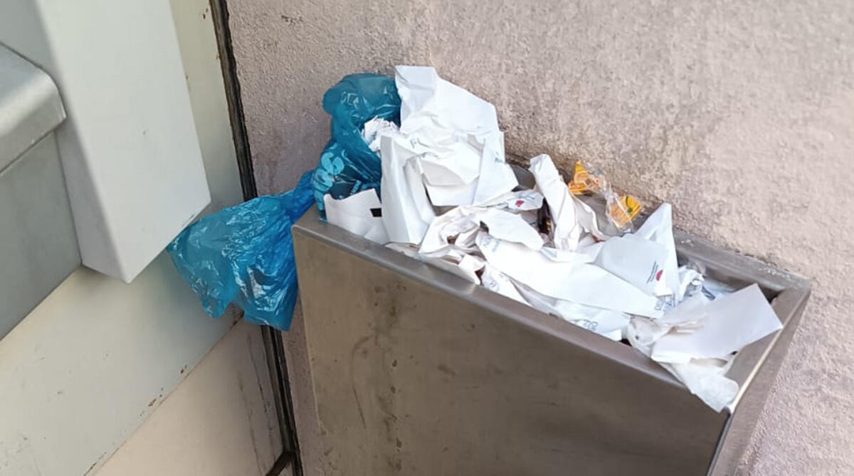 Prelievi sgradevoli. L'ira di un lettore: "Sacchetti di escrementi e sporcizia al bancomat" - Foto scattata da un lettore di altarimini.it