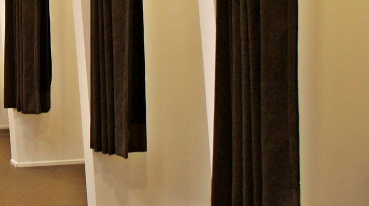 "Palpeggiata in camerino mentre provavo vestiti": 17enne denuncia negoziante - REPERTORIO