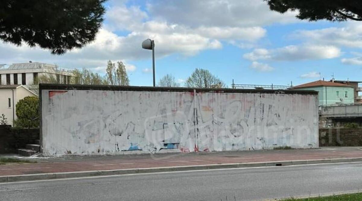 Murales transgender imbrattato: Fabbri in aula con tunica e crocifisso - Il murales ricoperto nella notte