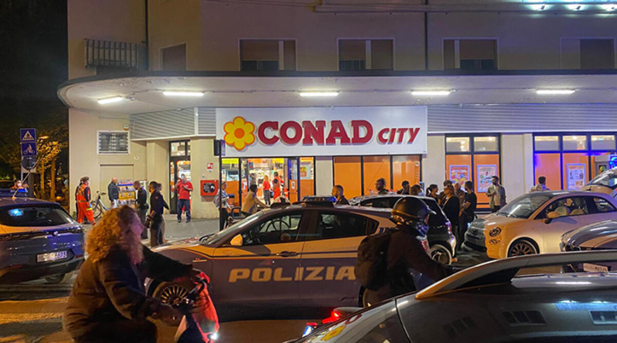 Rimini: tentato furto e spray al peperoncino, minuti di paura al supermercato - La polizia sul posto