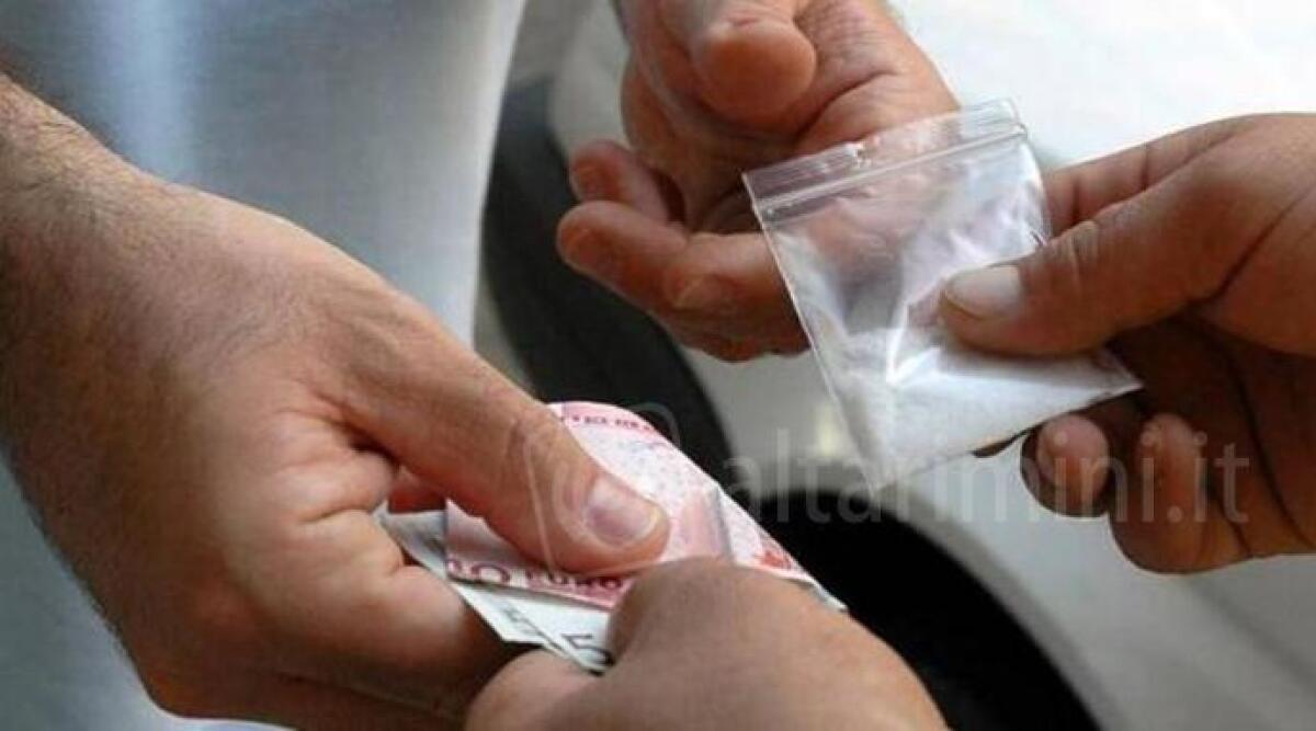 Rimini: l'airbag della Volvo pieno di cocaina, arrestato corriere della droga - Spaccio a Rimini (repertorio)