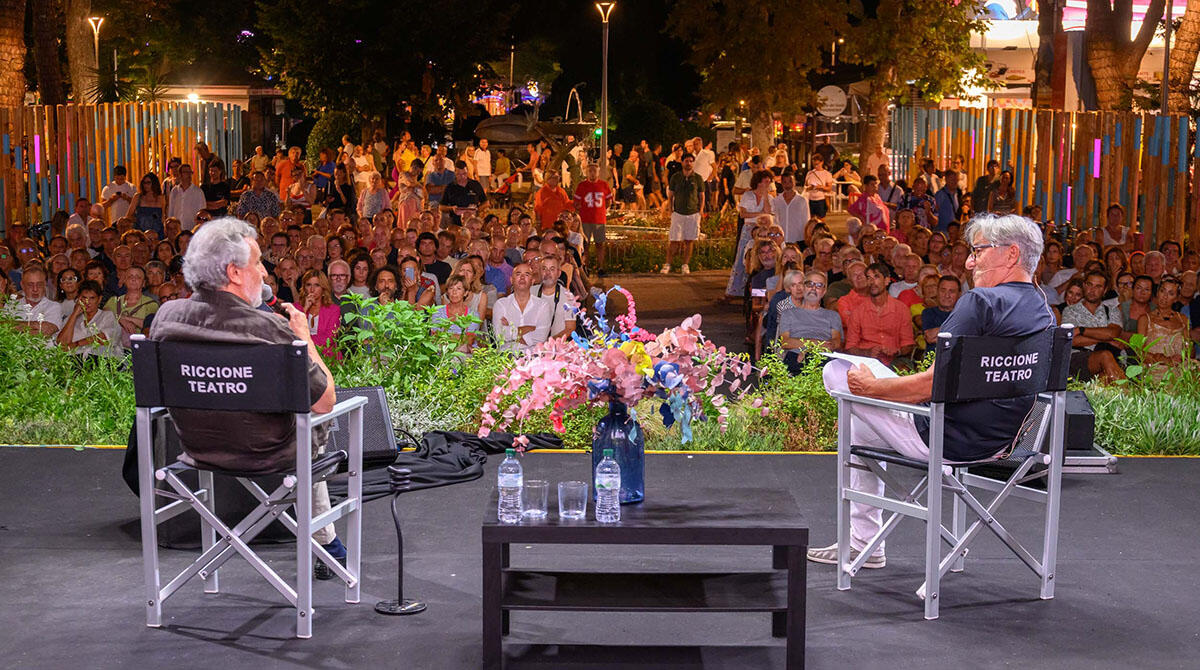 Tutti in piazza per ascoltare Odifreddi. Chiude la rassegna culturale riccionese - Piergiorgio Odifreddi con Gustavo Cecchini (foto di D. Casalboni)
