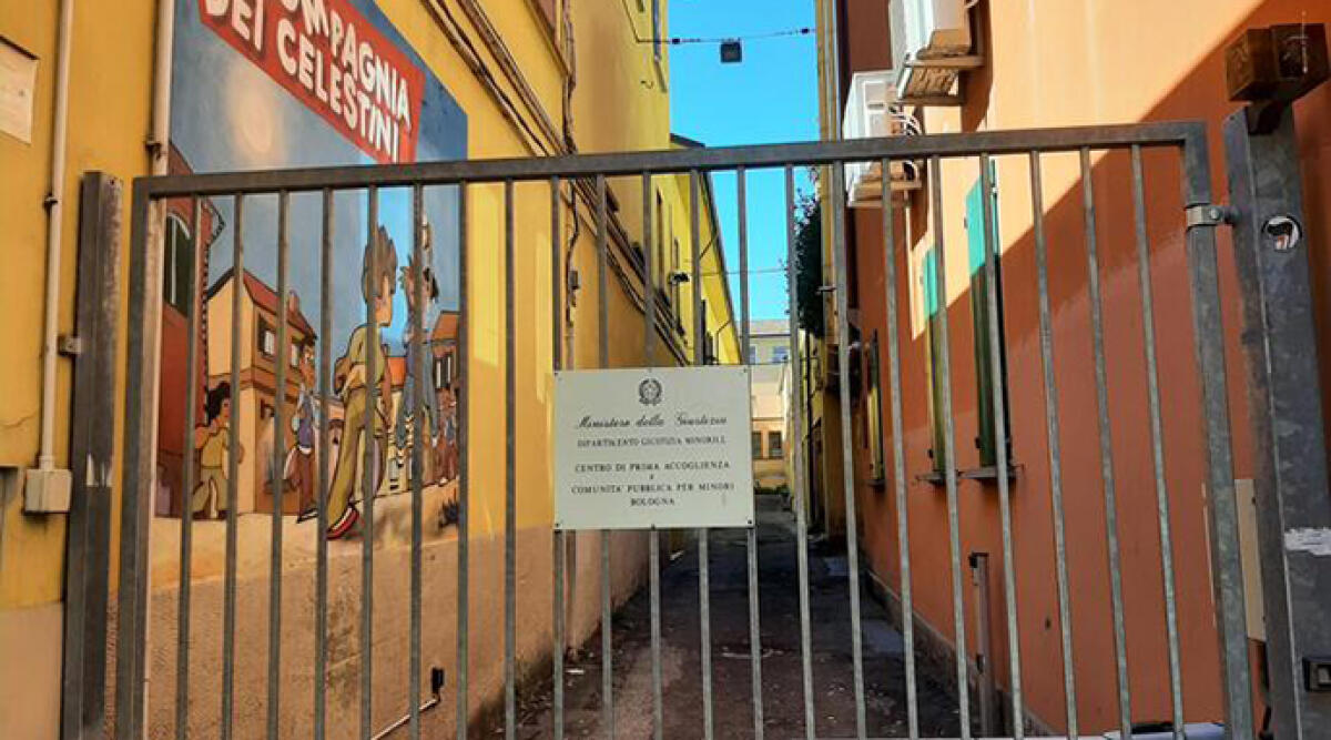Giovane detenuto evade dall'ospedale a Bologna - L'esterno del carcere minorile del Pratello a Bologna, foto Ansa