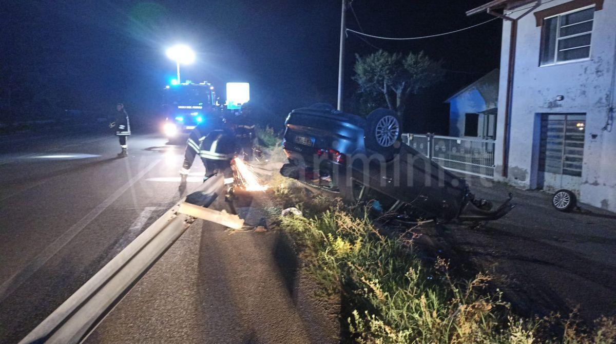 Auto esce di strada e si cappotta sulla Statale 16 a Rimini - 