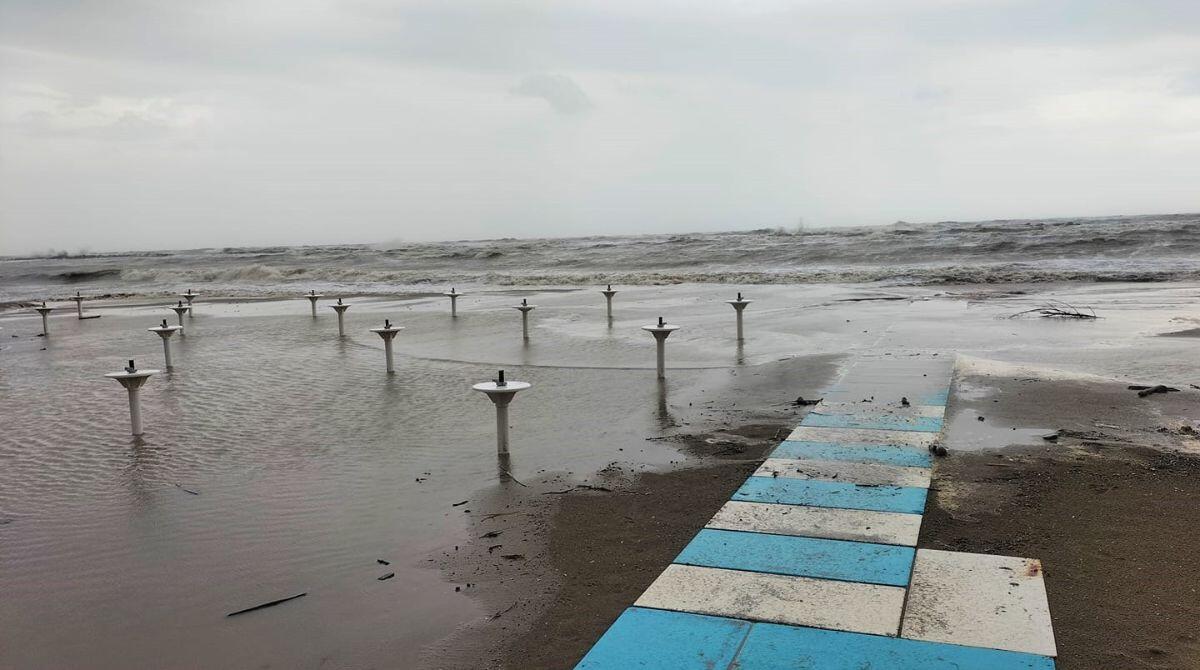 Riccione, spiaggia allagata e sottopassi monitorati: "Situazione sotto controllo" - PH CERTI ATTIMI