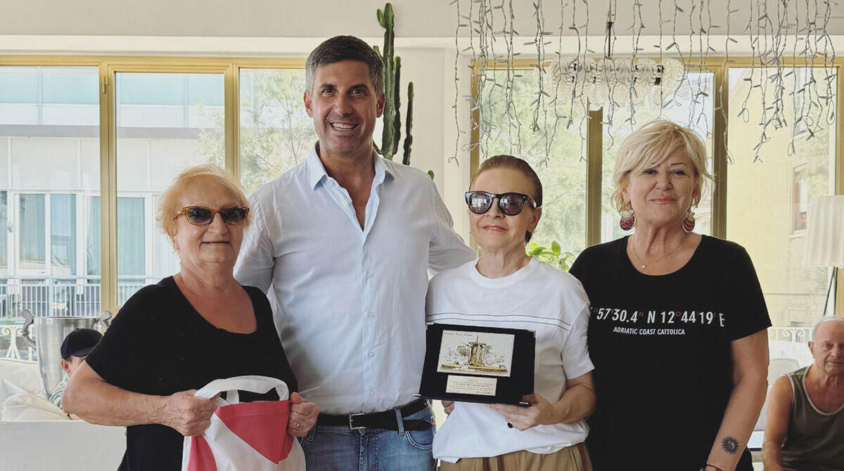 Fedele alla Regina: 60 anni di vacanze a Cattolica per la signora Gianna - Gianna Beltrame Gatti con il Vicesindaco Belluzzi