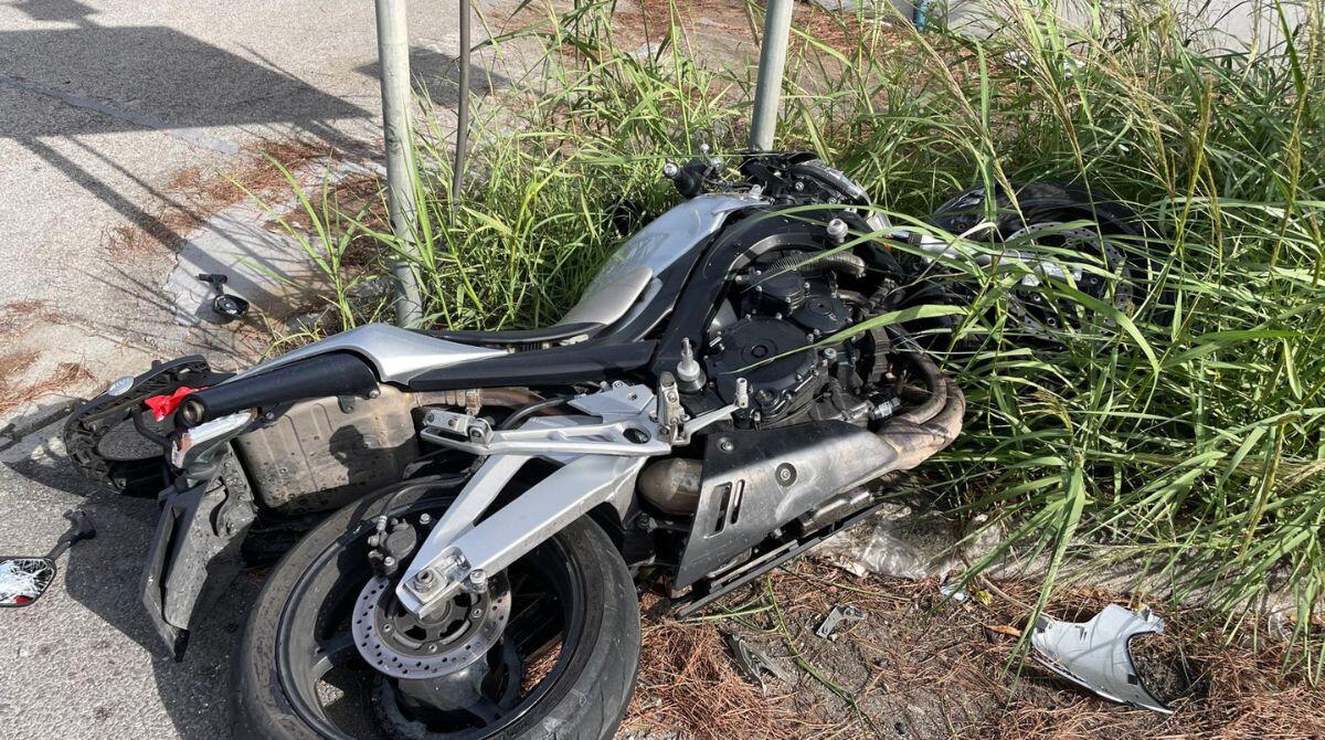 Incidente sulla Marecchiese a Villa Verucchio: auto svolta a sinistra, scontro con una moto - La moto dopo l'incidente