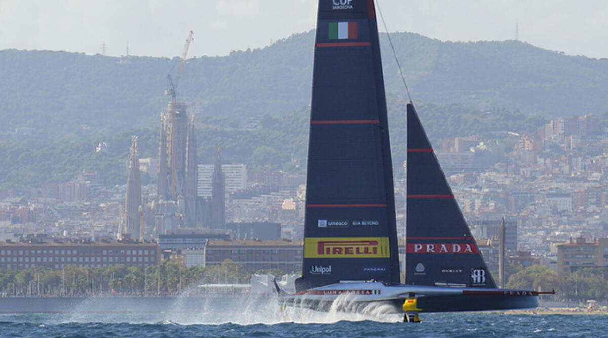 Pesante sconfitta per Luna Rossa nello spareggio con Ineos - EPA/Siu Wu