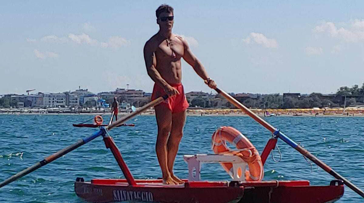 Accusa malore in spiaggia: "Senza intervento del salvataggio sarebbe morta". Il drammatico racconto - Il marinaio di salvataggio Ulisse Masini